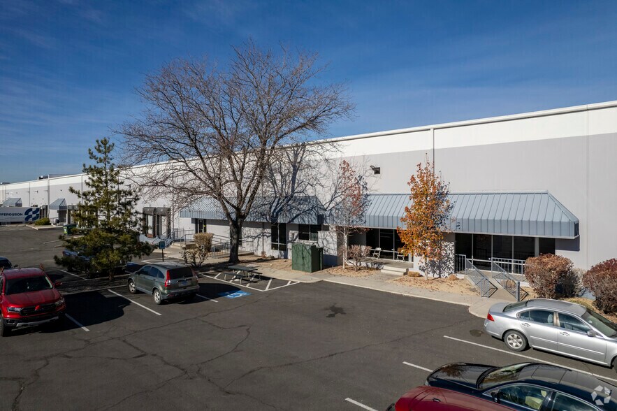 974 United Cir, Sparks, NV à louer - Photo du bâtiment - Image 3 de 4