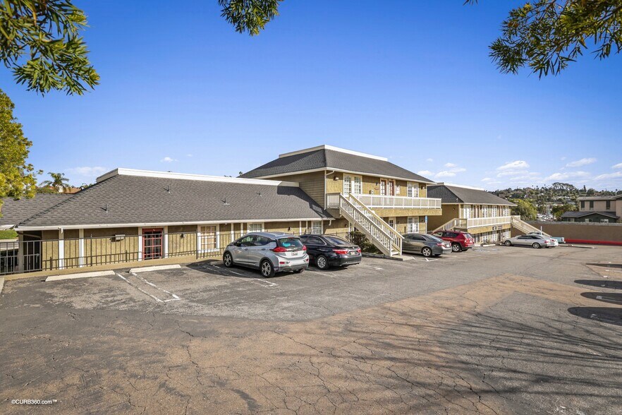 707 Civic Center Dr, Vista, CA à louer - Photo du bâtiment - Image 2 de 5