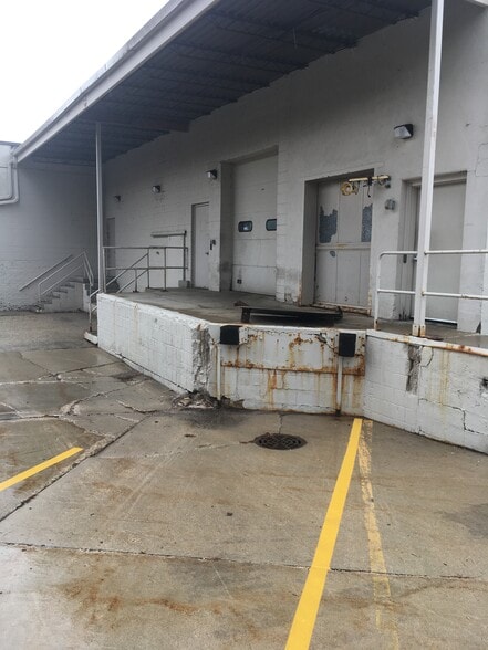 100 S 6th Ave, West Bend, WI for lease - Building Photo - Image 3 of 20