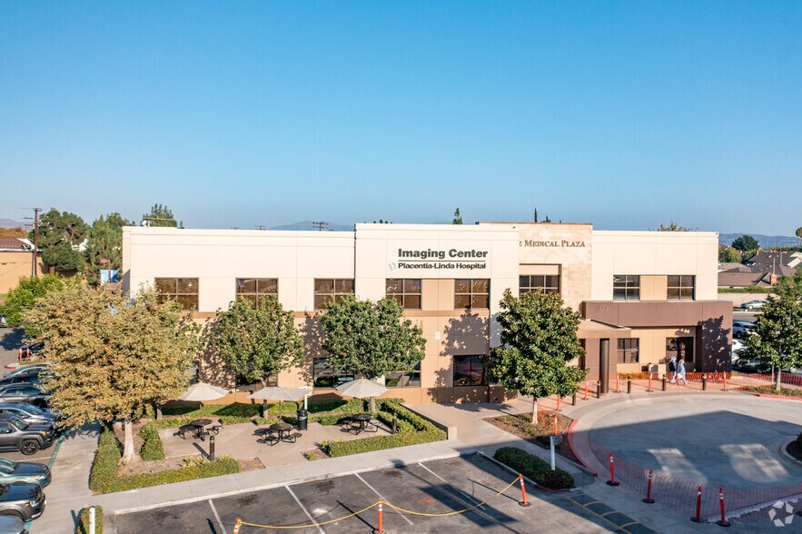 1325 Rose Dr, Placentia, CA à louer - Photo du bâtiment - Image 2 de 7