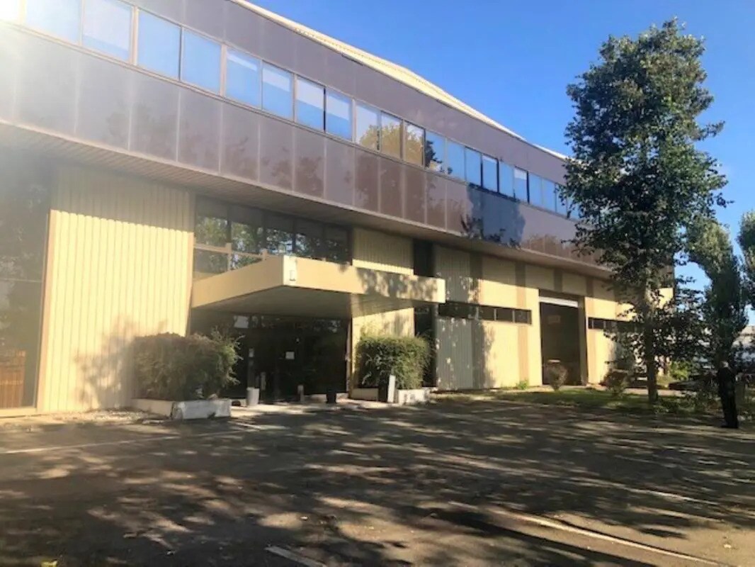 Office in Trappes for lease Building Photo- Image 1 of 14