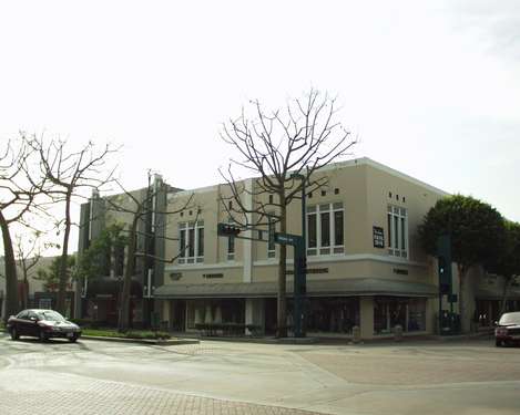 223 N Harbor Blvd, Fullerton, CA à louer - Photo du bâtiment - Image 2 de 14