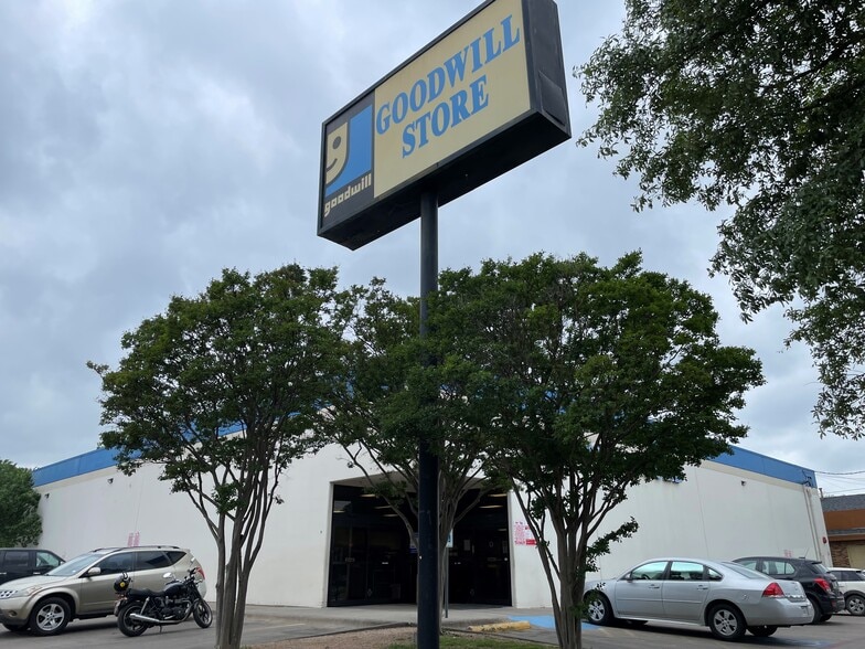 7812 Lake June Rd, Dallas, TX for lease - Building Photo - Image 1 of 3