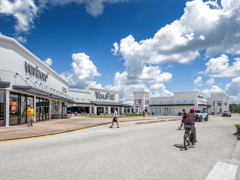 Promenades Mall portfolio of 8 properties for sale on LoopNet.ca - Building Photo - Image 3 of 5