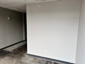 526-540 Enterprise Dr, Erlanger, KY for lease Interior Photo- Image 2 of 16