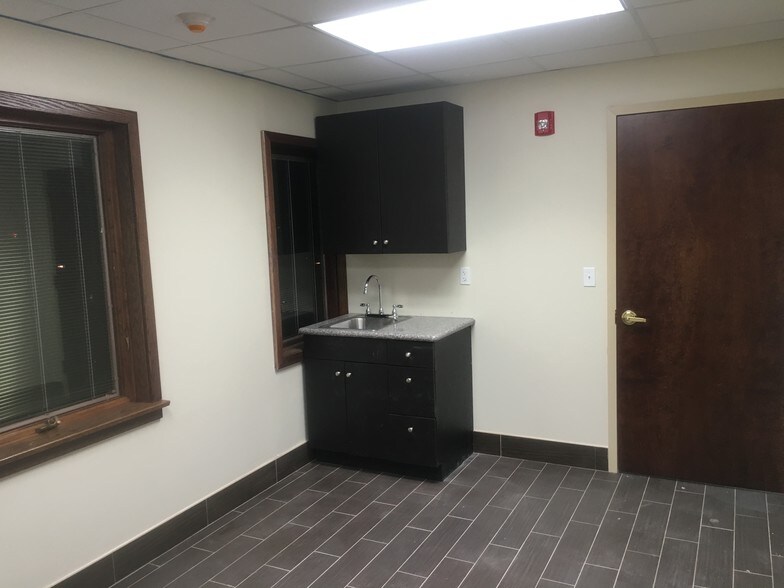 180 Tices Ln, East Brunswick, NJ à louer - Photo intérieure - Image 3 de 13