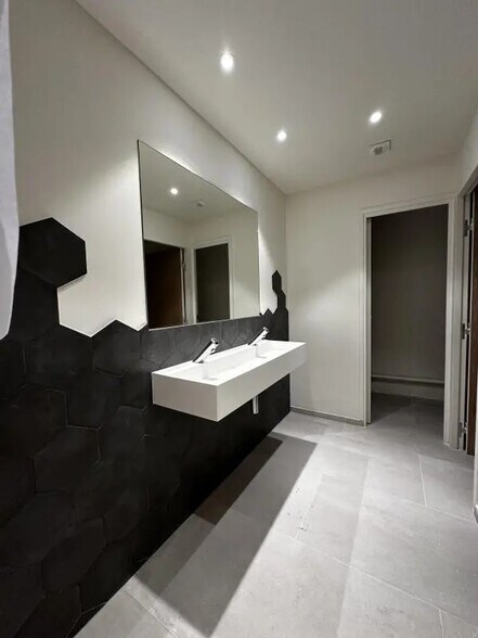 Flex in Saint-Denis for lease - Interior Photo - Image 3 of 16