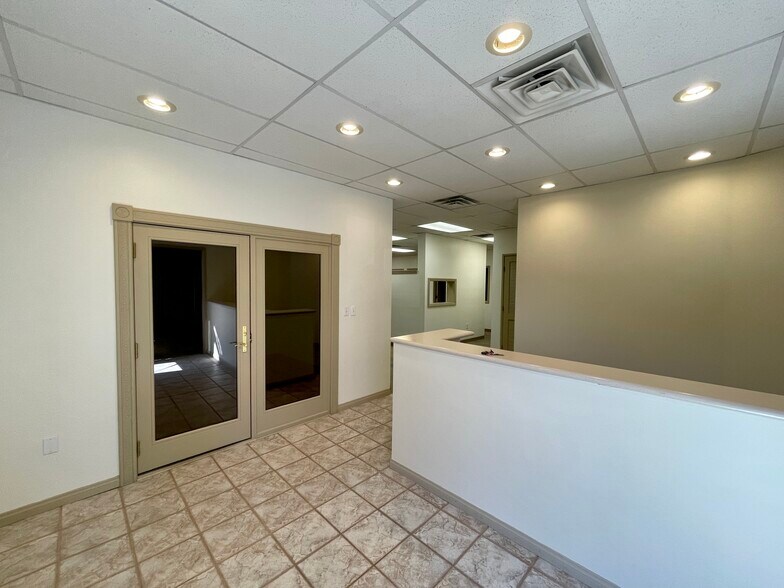 1168-1170 Center Point Dr, Henderson, NV à louer - Photo du bâtiment - Image 2 de 7