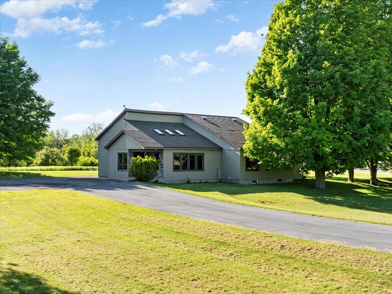 10693 US Route 11, Adams, NY à vendre - Photo du bâtiment - Image 2 de 8