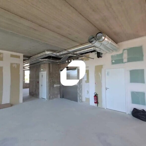 Office in Versailles for lease - Building Photo - Image 3 of 24