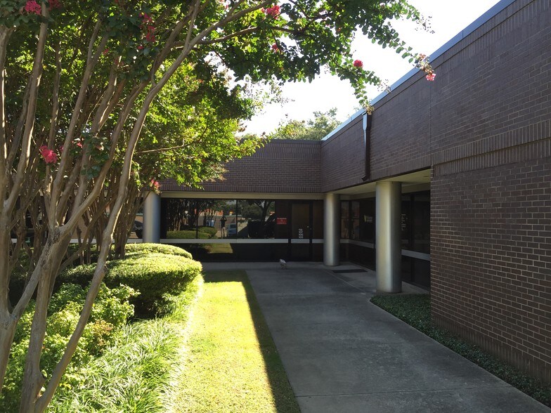 2611 Westgrove Dr, Carrollton, TX à louer - Photo du bâtiment - Image 2 de 3