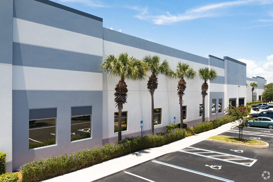 7908-7936 Eagle Palm Dr, Riverview, FL for lease - Building Photo - Image 2 of 8