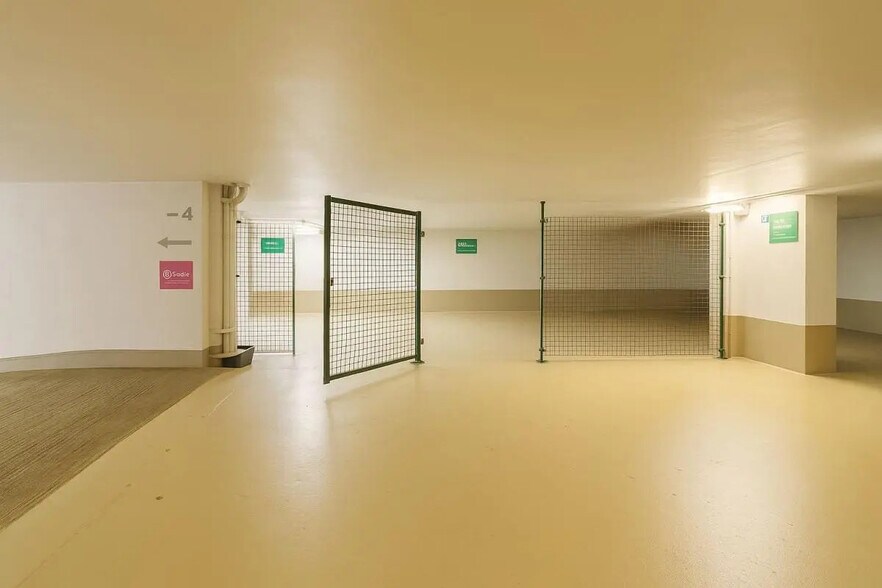 Flex in Paris for lease - Building Photo - Image 3 of 6