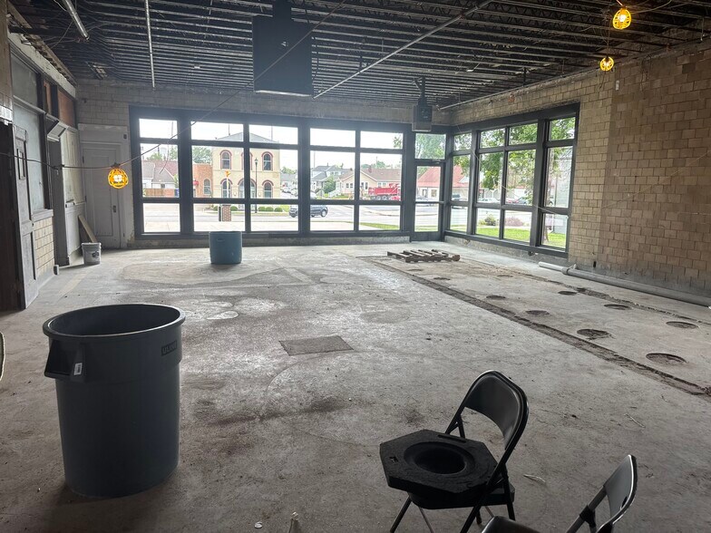 425 N Harrison St, Shelbyville, IN à louer - Photo du bâtiment - Image 2 de 5
