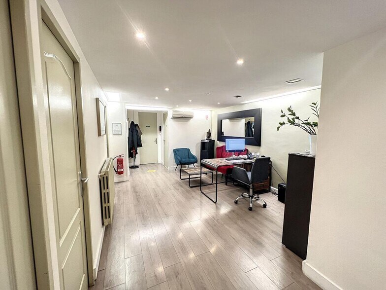 8 Rue De La République, Avignon for lease - Interior Photo - Image 2 of 9