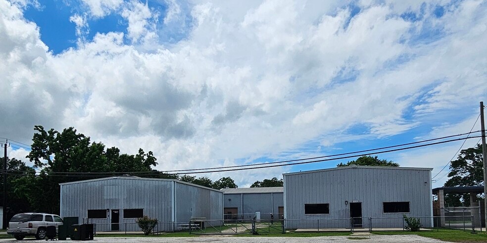 130 Grand Ave, Bacliff, TX for sale - Building Photo - Image 1 of 34