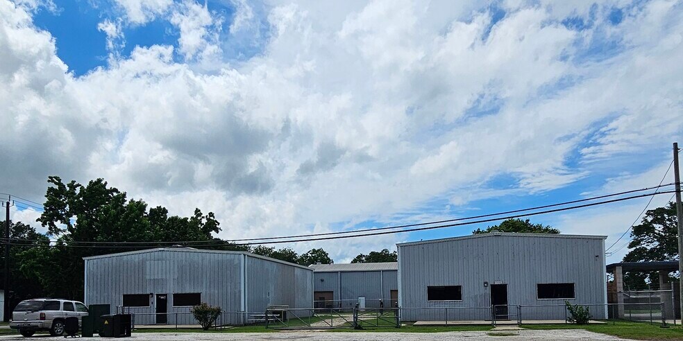 130 Grand Ave, Bacliff, TX à vendre - Photo du bâtiment - Image 1 de 34
