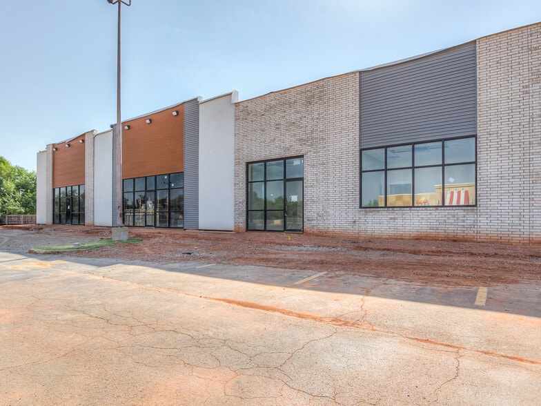 4235 NW Expressway, Oklahoma City, OK for lease - Building Photo - Image 2 of 30