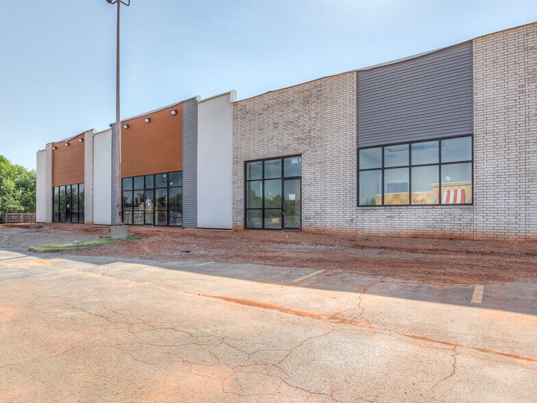 4235 NW Expressway, Oklahoma City, OK à louer - Photo du bâtiment - Image 2 de 30