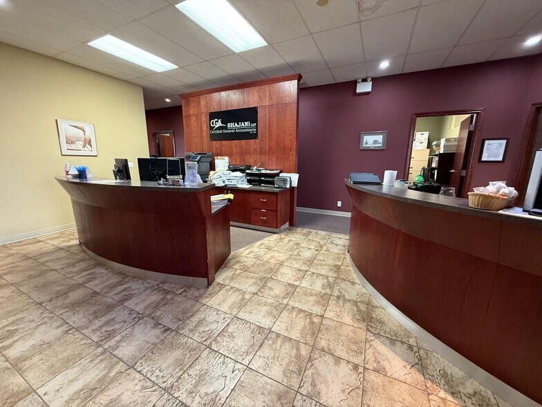 5212 48 St, Red Deer, AB à vendre - Photo du bâtiment - Image 2 de 4
