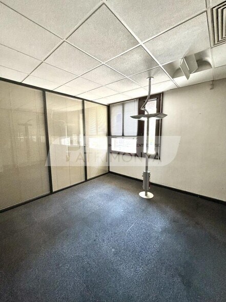 Office in Marseille for lease - Interior Photo - Image 3 of 7