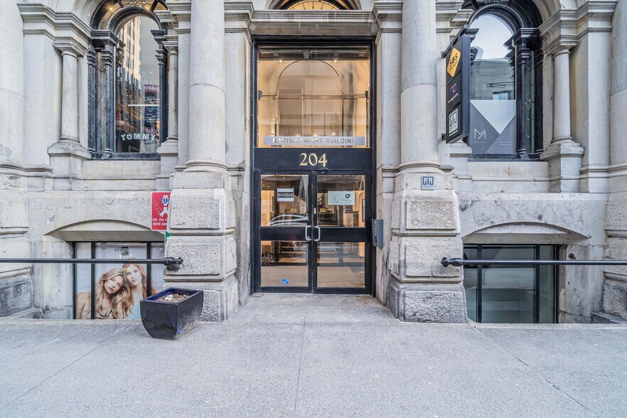 200-212 Rue Notre-Dame O, Montréal, QC à louer - Photo du bâtiment - Image 3 de 26
