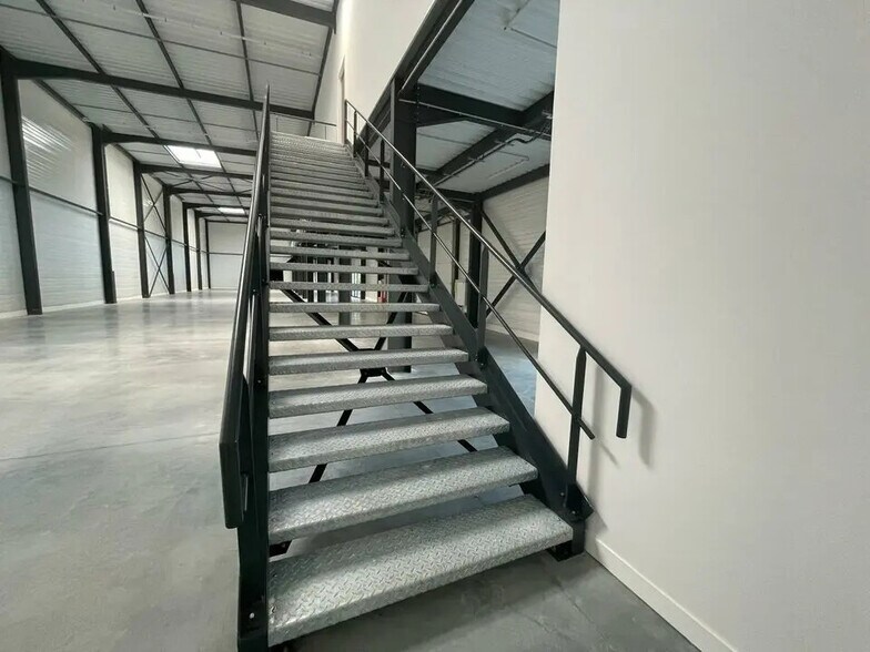 Flex in Saint-Laurent-de-Mure for lease - Interior Photo - Image 2 of 28