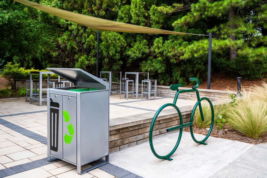 1100 Crescent Green Dr, Cary, NC for lease - Building Photo - Image 3 of 7