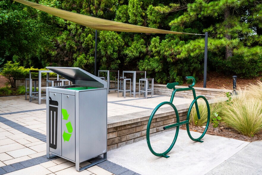 1100 Crescent Green Dr, Cary, NC à louer - Photo du bâtiment - Image 3 de 7