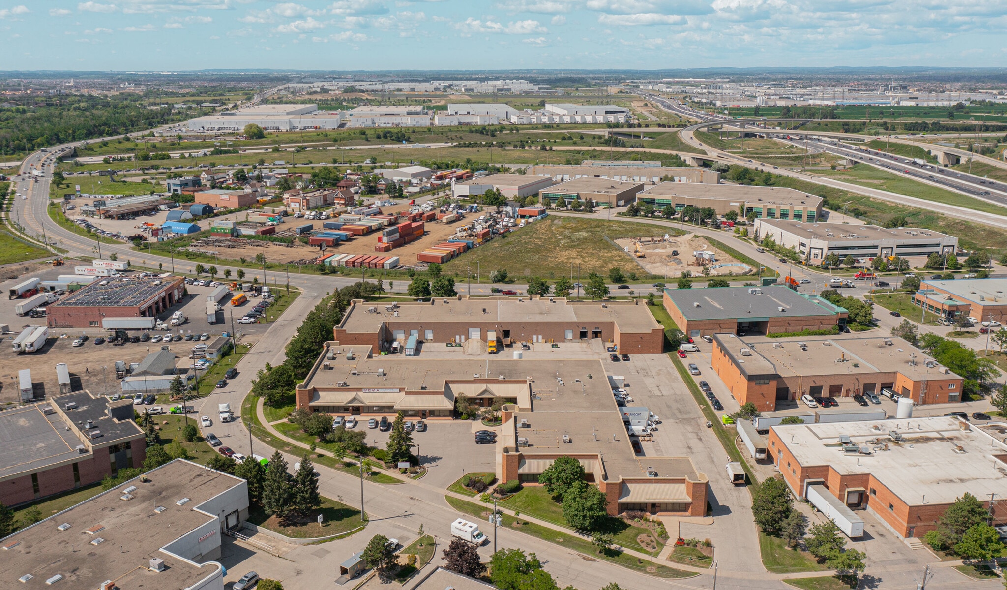 100 Westmore Dr, Toronto, ON à louer Photo du bâtiment- Image 1 de 12