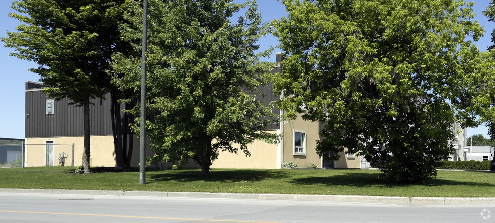 1055-1057 Rue Armand-Bombardier, Terrebonne, QC for sale - Building Photo - Image 2 of 2