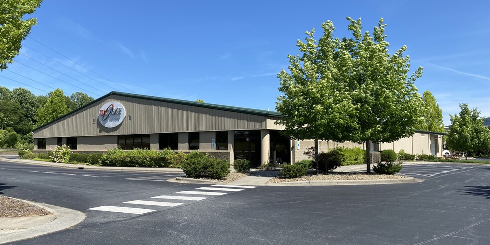 108 Asheville Commerce Pky, Candler, NC for lease - Building Photo - Image 1 of 4