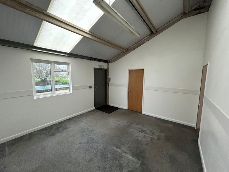 West Chiltington Ln, Billingshurst for lease - Interior Photo - Image 3 of 7