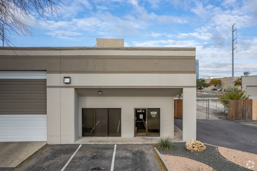 2400 W Braker Ln, Austin, TX à louer - Photo du bâtiment - Image 2 de 9