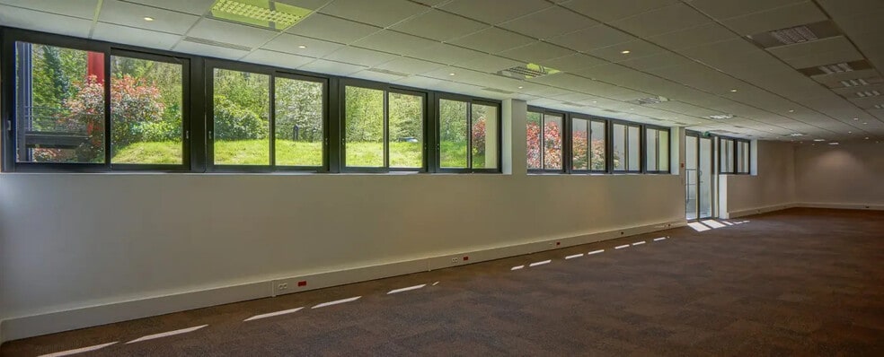 Office in Les Ulis for lease - Building Photo - Image 1 of 79