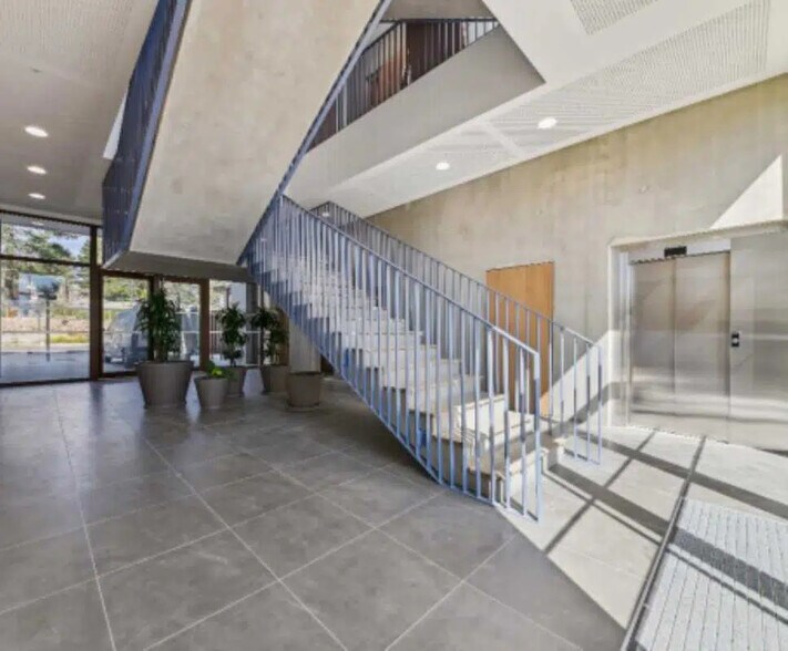 51 Rue Berty Albrecht, Bron à louer - Photo du bâtiment - Image 3 de 25