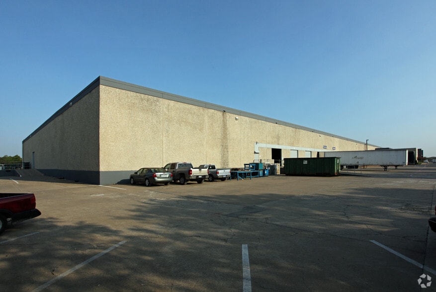1255 Champion Cir, Carrollton, TX for lease - Building Photo - Image 3 of 7