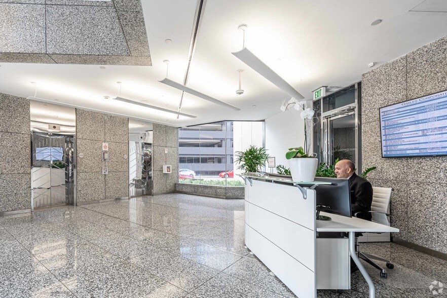 2100 Ponce De Leon Blvd, Coral Gables, FL à louer - Photo intérieure - Image 3 de 7