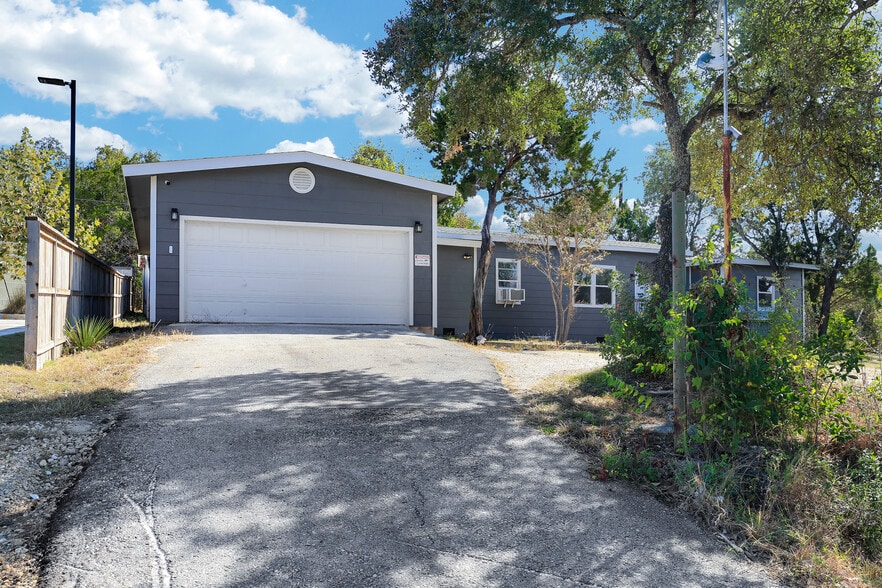 1016 E Borgfeld Dr, San Antonio, TX à vendre - Photo du bâtiment - Image 2 de 39