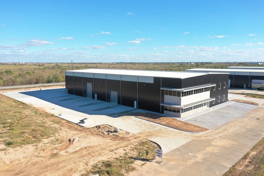 3048 Venergy Dr, Brookshire, TX à louer - Photo du bâtiment - Image 2 de 3