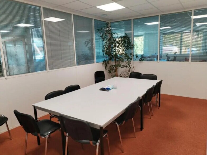 Bureau dans Meyreuil à louer - Photo du bâtiment - Image 3 de 8