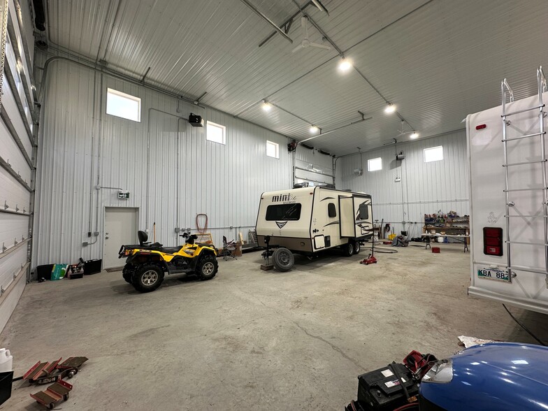 408 Pittsburg Av, Selkirk, MB for sale - Building Photo - Image 3 of 6