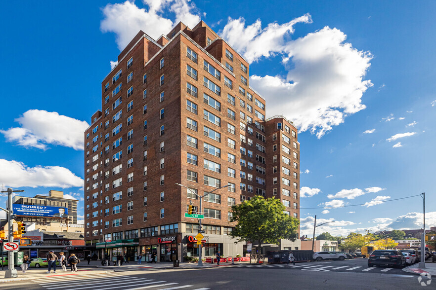 107-40 Queens Blvd, Forest Hills, NY à vendre - Photo principale - Image 1 de 1