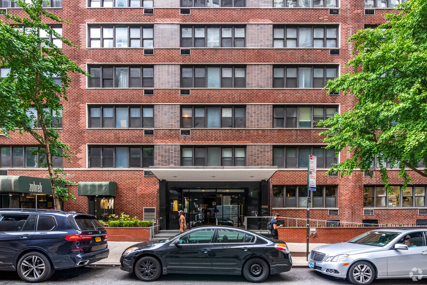 220 E 54th St, New York, NY à louer - Photo du bâtiment - Image 3 de 4