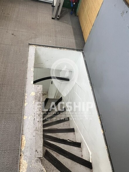 Retail in Paris for lease - Interior Photo - Image 3 of 4