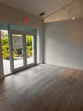 2407 Periwinkle Way, Sanibel, FL for lease Interior Photo- Image 1 of 2