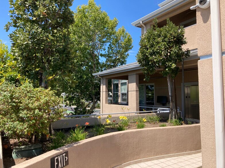 3239 El Camino Real, Palo Alto, CA à louer - Photo du bâtiment - Image 3 de 14