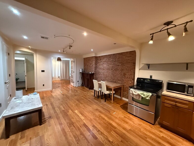687 Bushwick Ave, Brooklyn, NY for lease - Building Photo - Image 1 of 15