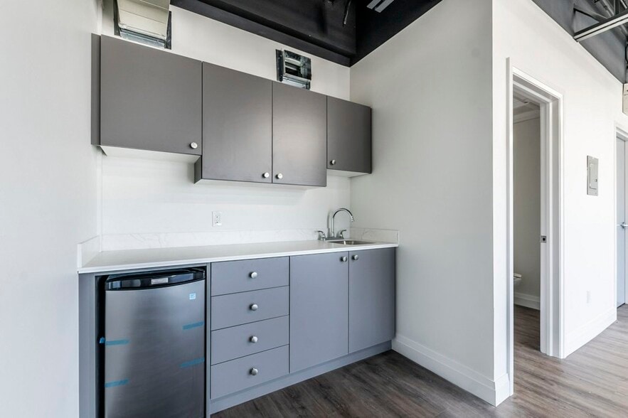 587 Hanlon Creek Blvd, Guelph, ON for sale - Building Photo - Image 3 of 42