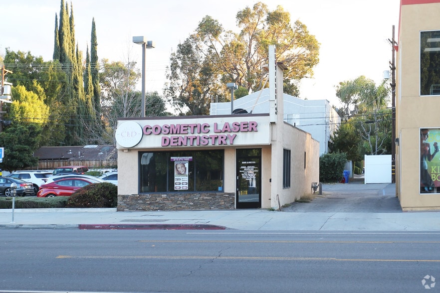 22062 Ventura Blvd, Woodland Hills, CA for lease - Primary Photo - Image 1 of 9